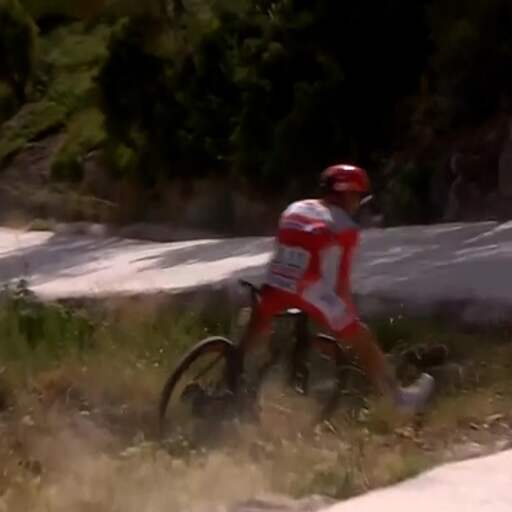Video | Pogacar maakt stuurfout in afdaling Vuelta en rijdt door berm