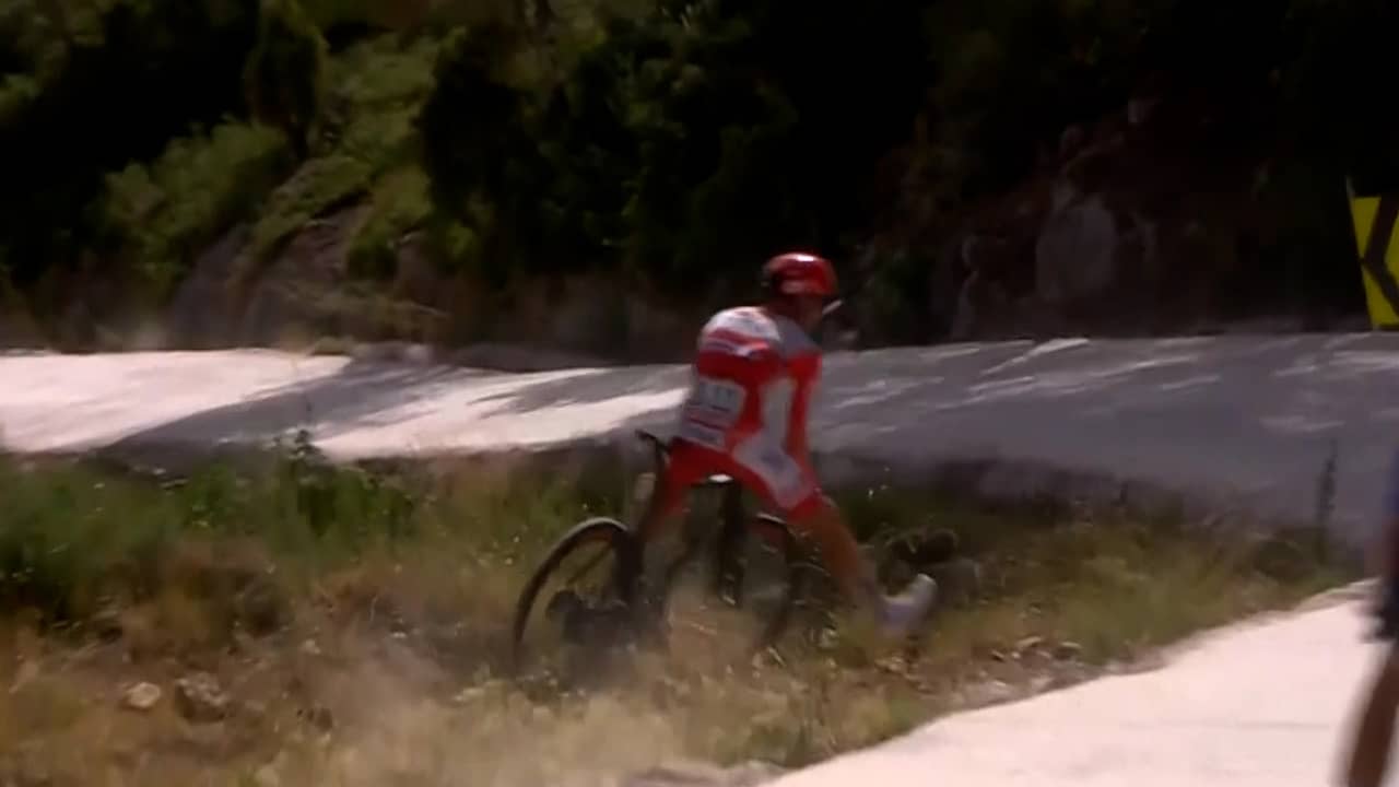 Pogacar maakt stuurfout in afdaling Vuelta en rijdt door berm