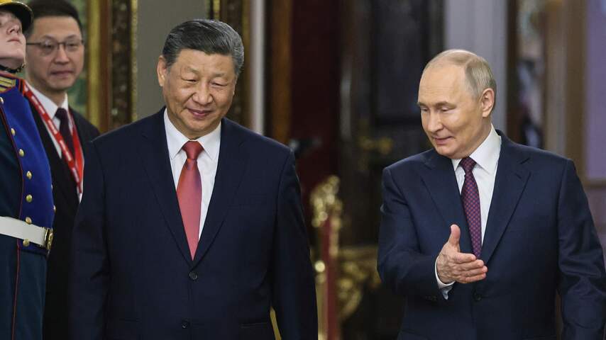 Poetin en Xi schudden elkaar de hand in onrustig Moskou