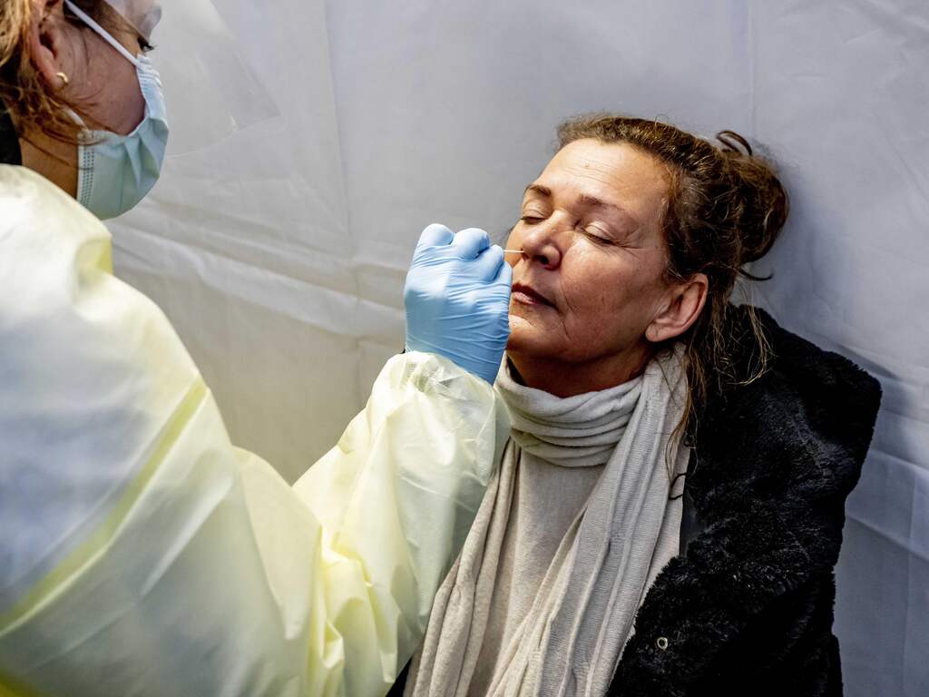 Aantal geregistreerde positieve coronatests blijft dalen