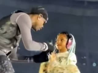 Travis Scott brengt dochter én Ye op podium bij show in Tokio