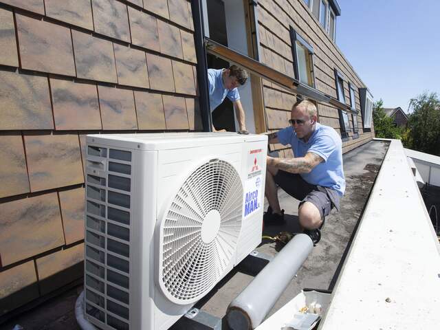 De vraag naar airco's is vanwege de warmte flink toegenomen. Bij sommige installateurs is het aantal aanvragen zelfs verdubbeld, zo blijkt uit een rondgang van NU.nl.