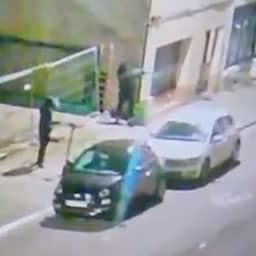 Video | Daders vluchten op step na schoten met zware wapens op Belgisch politiebureau