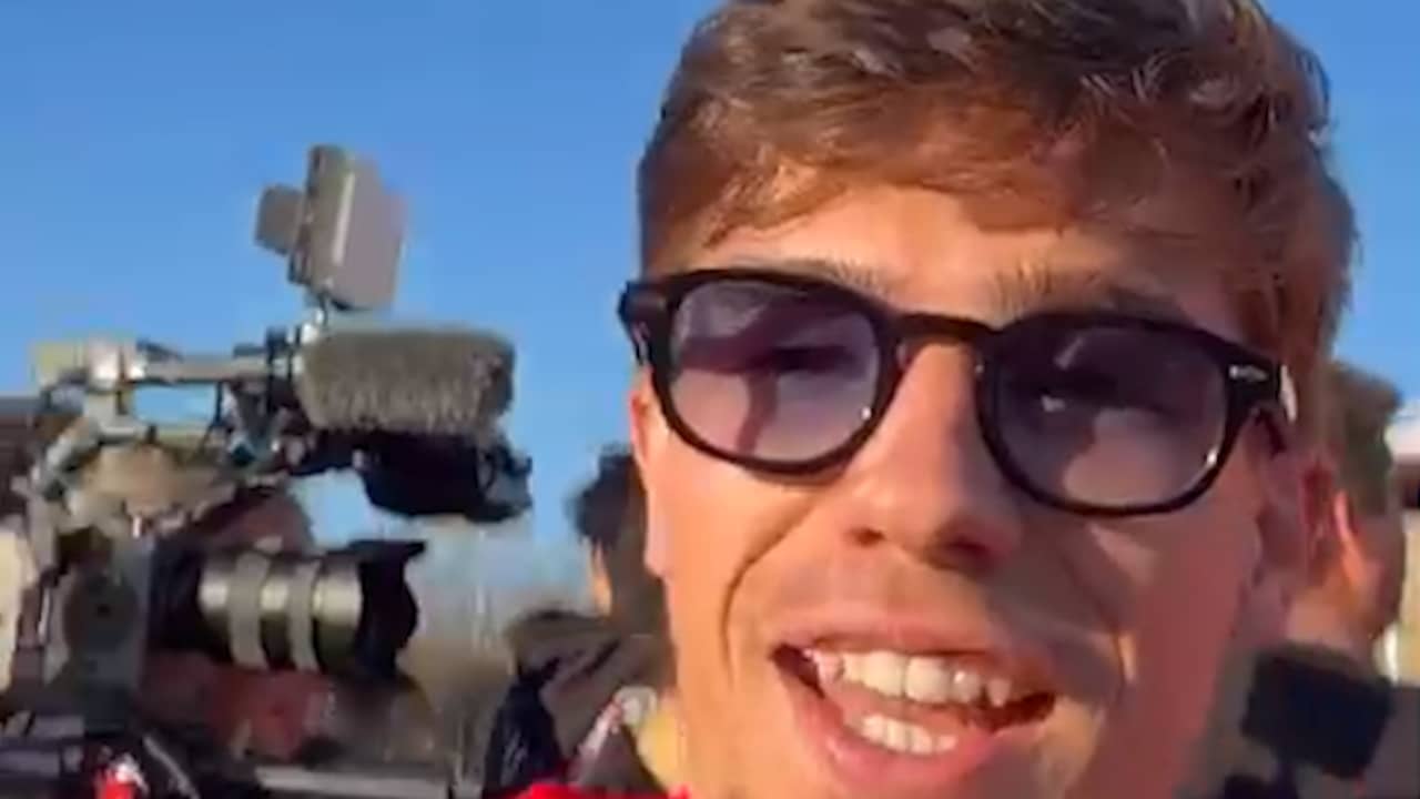 Video | AZ'er Goes pakt telefoon van fan en filmt teamgenoten op platte kar