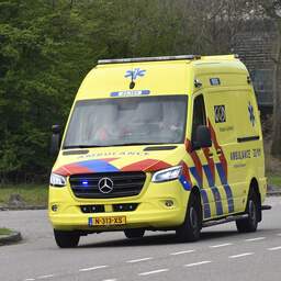 Drie zwaargewonden bij botsing tussen auto en busje in Groningse Mussel