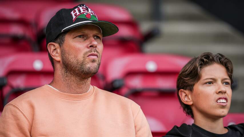 Foto bij Klaas-Jan Huntelaar aan de beterende hand na burn-out: 'Ik was knock-out'