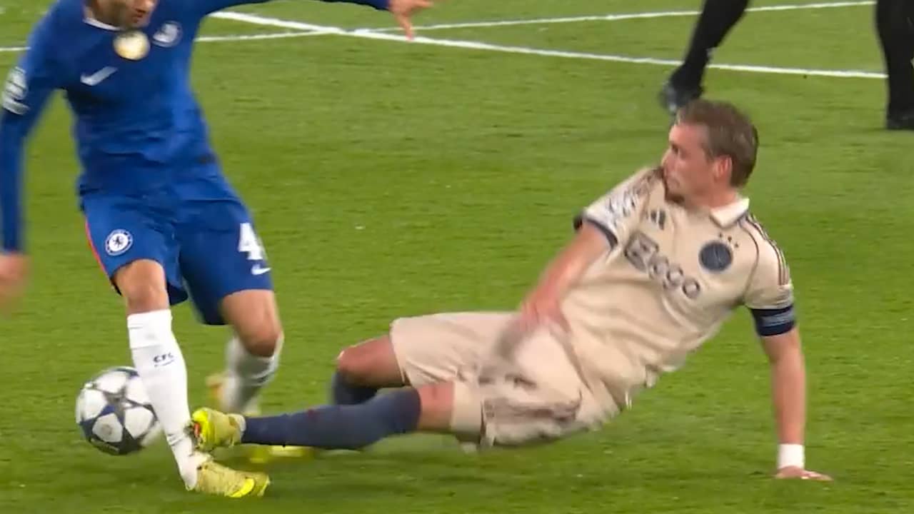 Taylor krijgt rode kaart voor tackle op speler van Chelsea | NU.nl