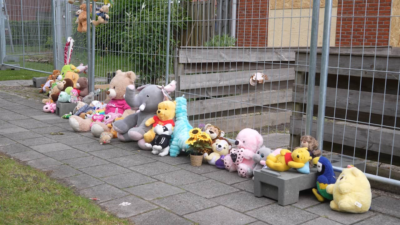 Video | Vele knuffels neergelegd voor huis in Stadskanaal