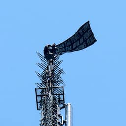 Tweetal in zwarte kleding beklimt antenne op Empire State Building in New York