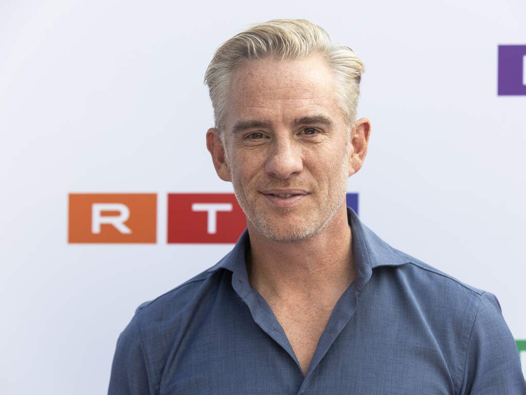 Art Rooijakkers keert maandag terug op tv na afwezigheid door stemproblemen