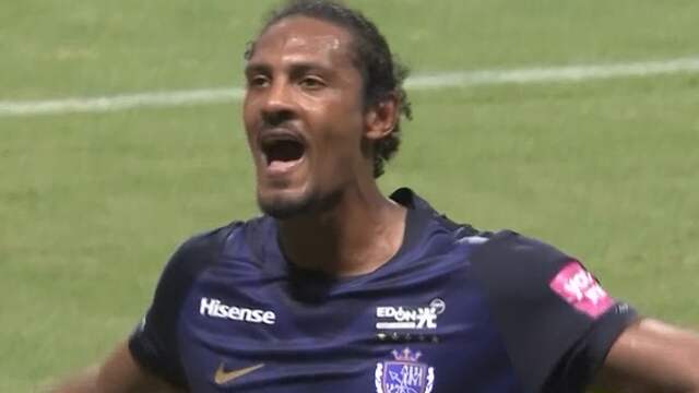 Sébastien Haller draait weg en knalt raak voor zijn Japanse club