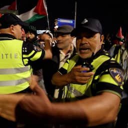 Video | Politie grijpt in bij pro-Palestijnse demonstratie in Amsterdam