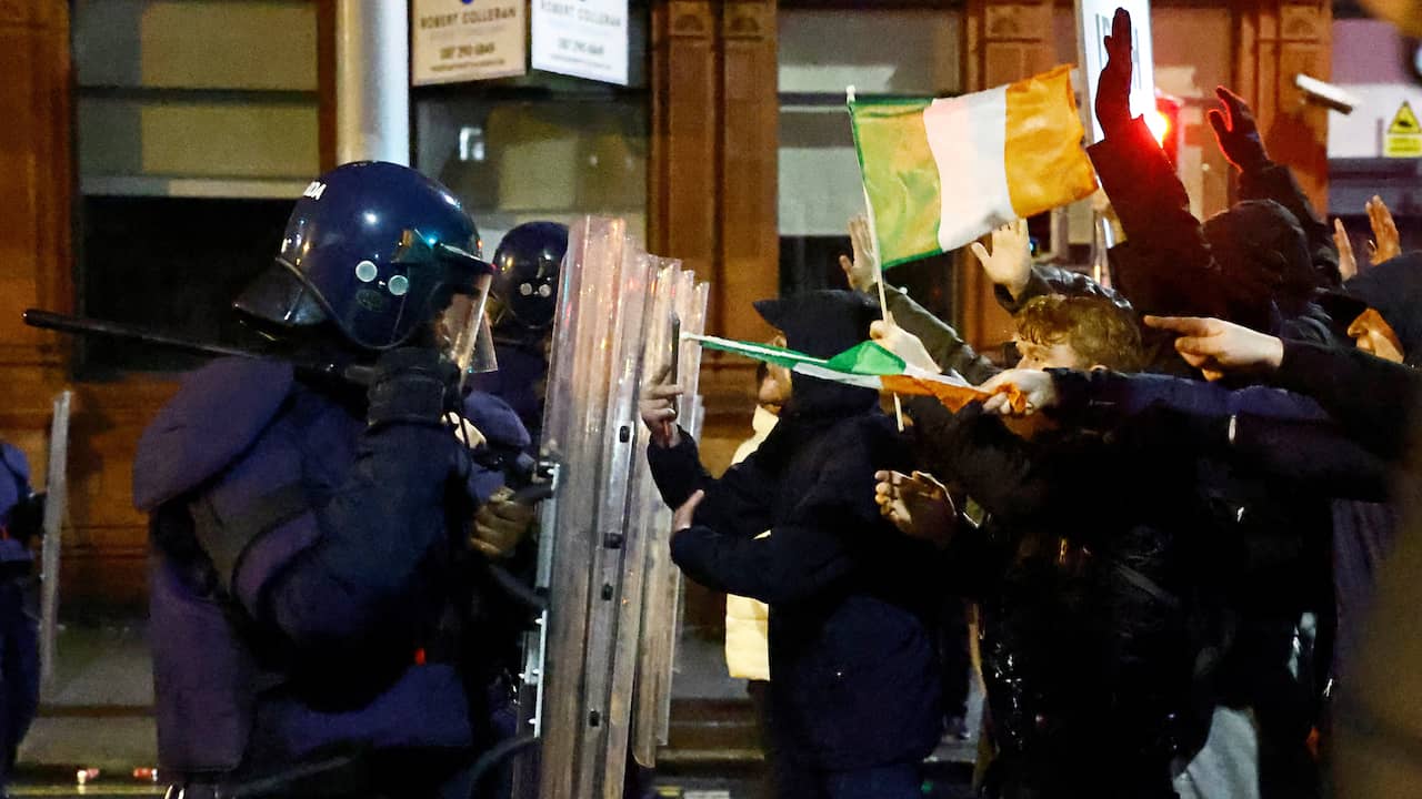 Rellen Rellen 34 mensen aangehouden vanwege rellen in Dublin na steekincident ...