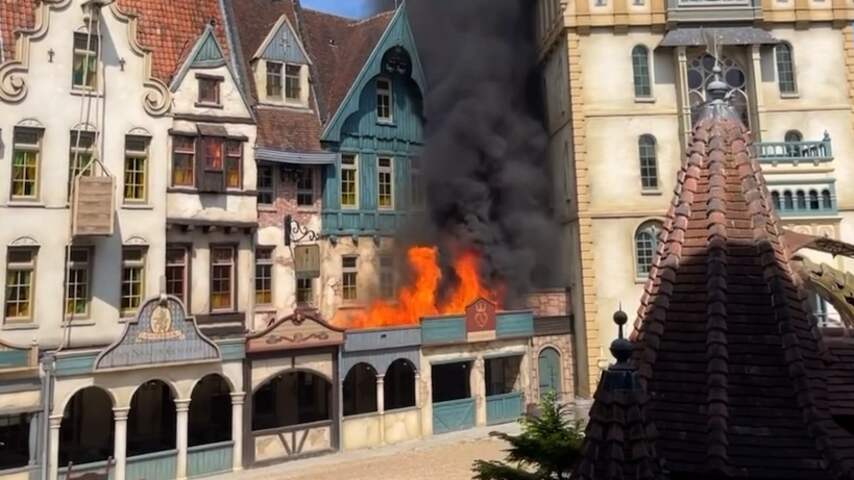 Vlammen slaan uit decor tijdens show in de Efteling