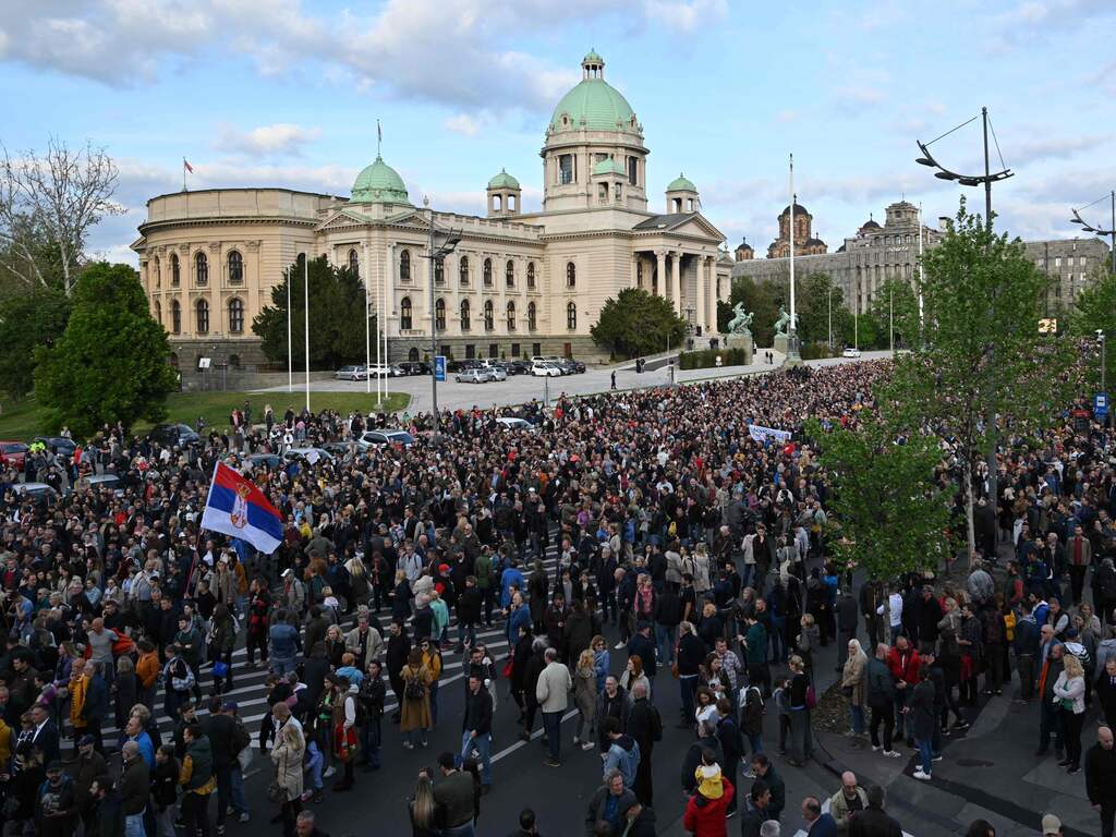 Tienduizenden Serviërs de straat op uit protest tegen recente schietpartijen