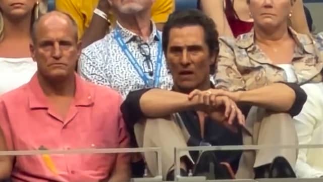 Woody Harrelson en Matthew McConaughey volgen tennisduel met intense blikken