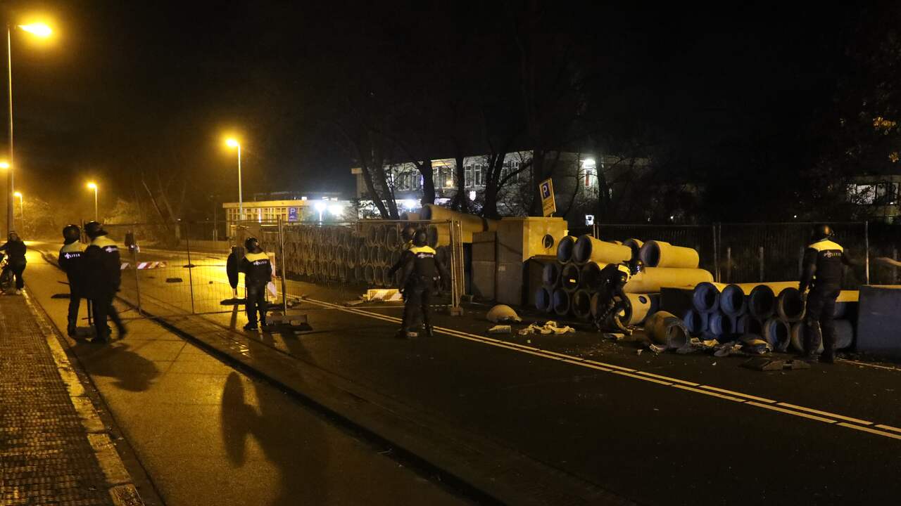 ME ingezet in Haagse wijk Duindorp na ongeregeldheden met brandjes