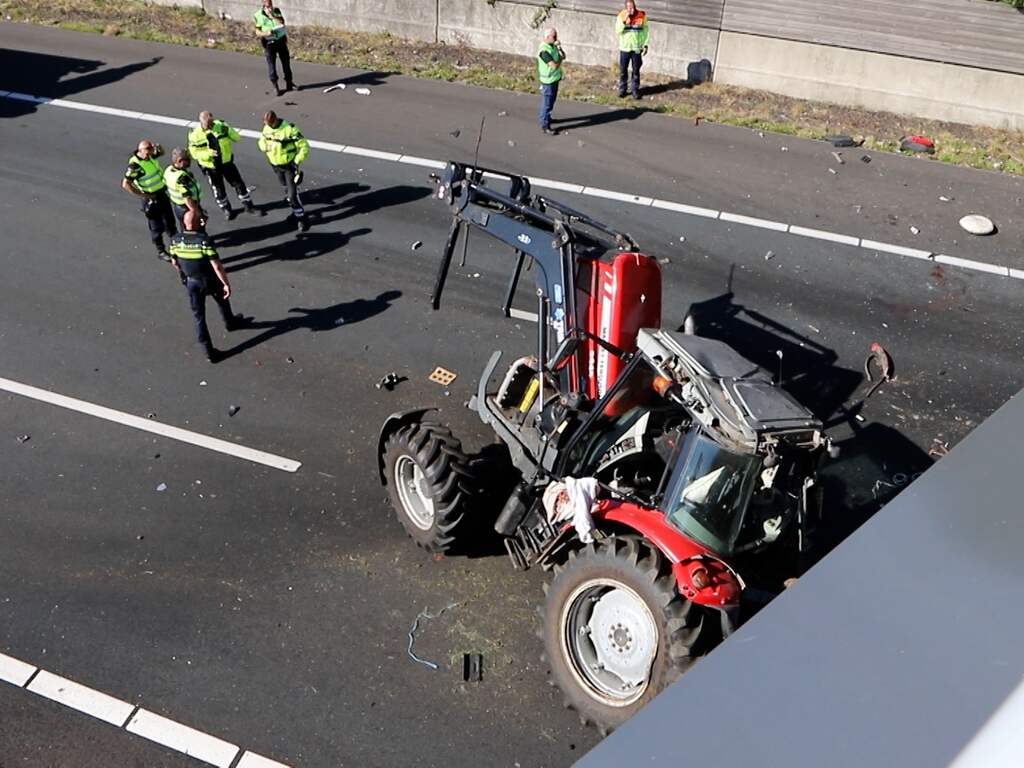 Drie inzittenden tractor gewond bij ongeval met vrachtwagen op A12