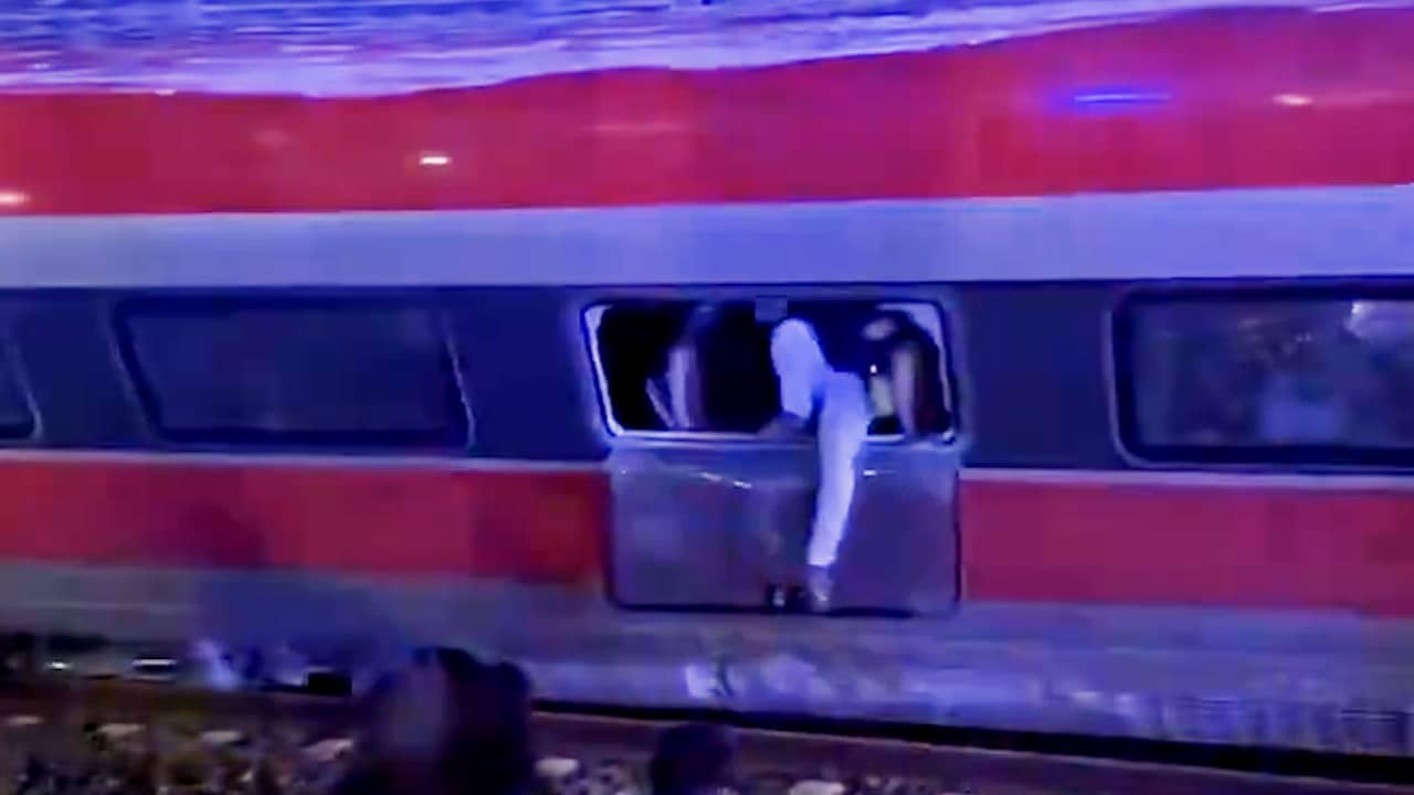 Video | Passagiers klimmen uit ontspoorde trein in Spanje