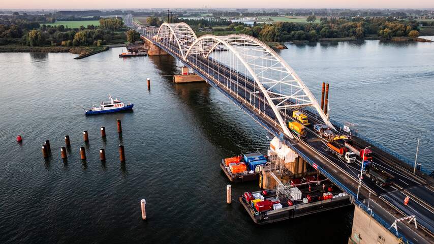 Foto bij Merwedebrug na werkzaamheden vervroegd open, verbod vrachtwagens blijft gelden