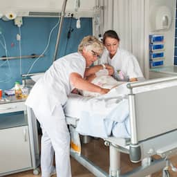Pensioenen voor zorgpersoneel volgend jaar flink omhoog