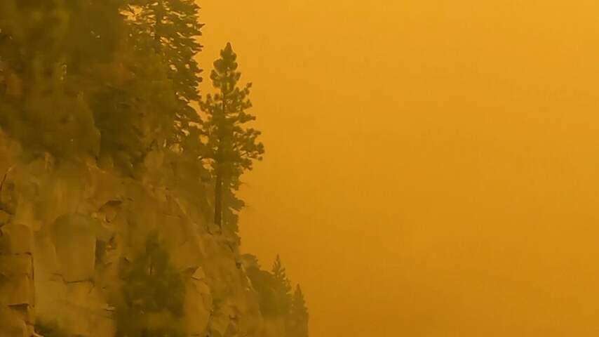 Automobilist rijdt door in rook gehulde snelweg bij bosbrand in VS