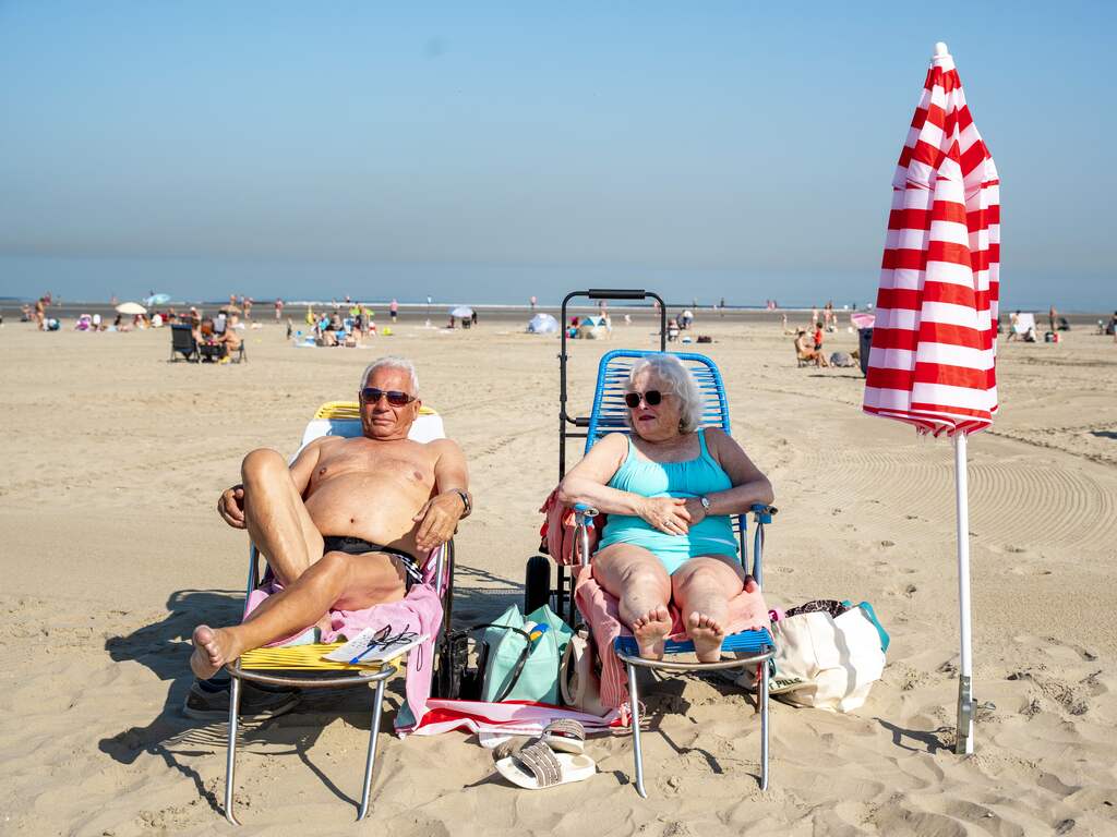 Drukbezochte stranden en terrassen op warmste dag van de week