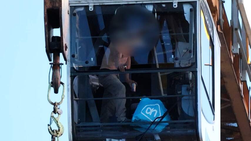 Man klimt in hijskraan in Deventer en blijft uren zitten