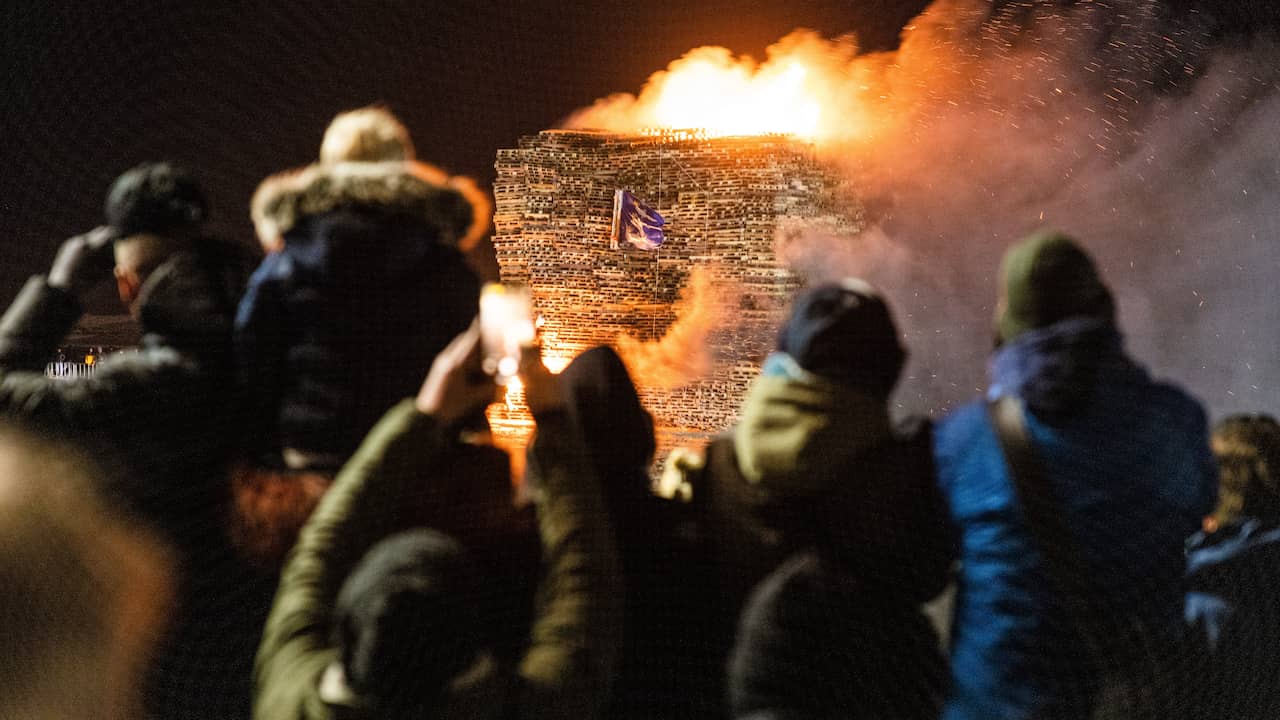 Honderden mensen bij vervroegde vreugdevuren in Scheveningen en Duindorp