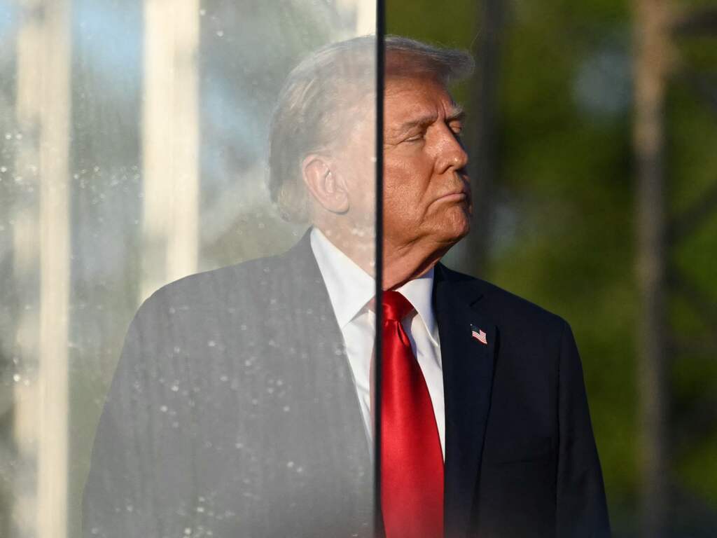 Trump achter kogelwerend glas terug op plek moordaanslag: 'Tijd stond even stil'