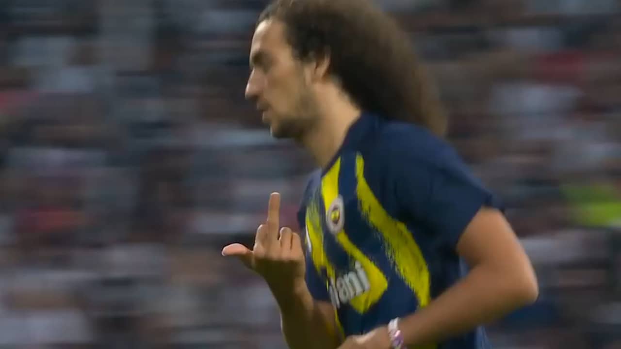 Fenerbahçe-speler Guendouzi steekt middelvinger op naar fans van Lyon