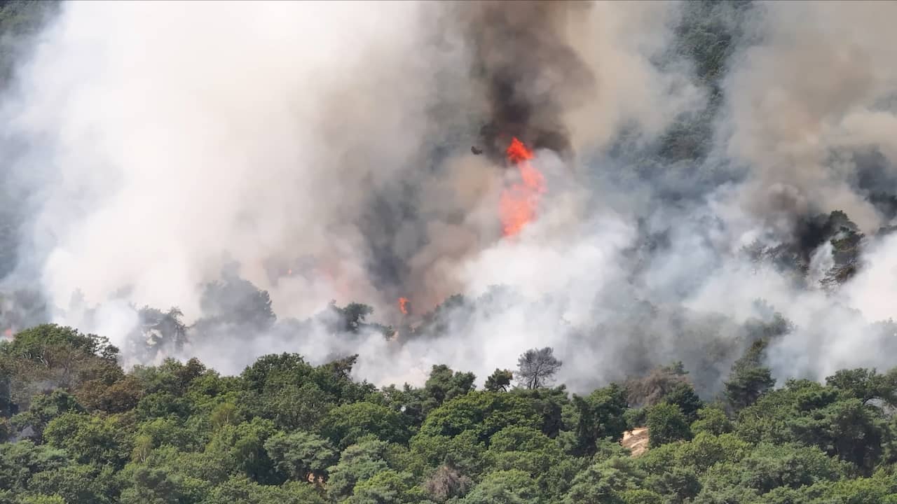 Drone filmt grote natuurbrand bij Limburgs Oostrum
