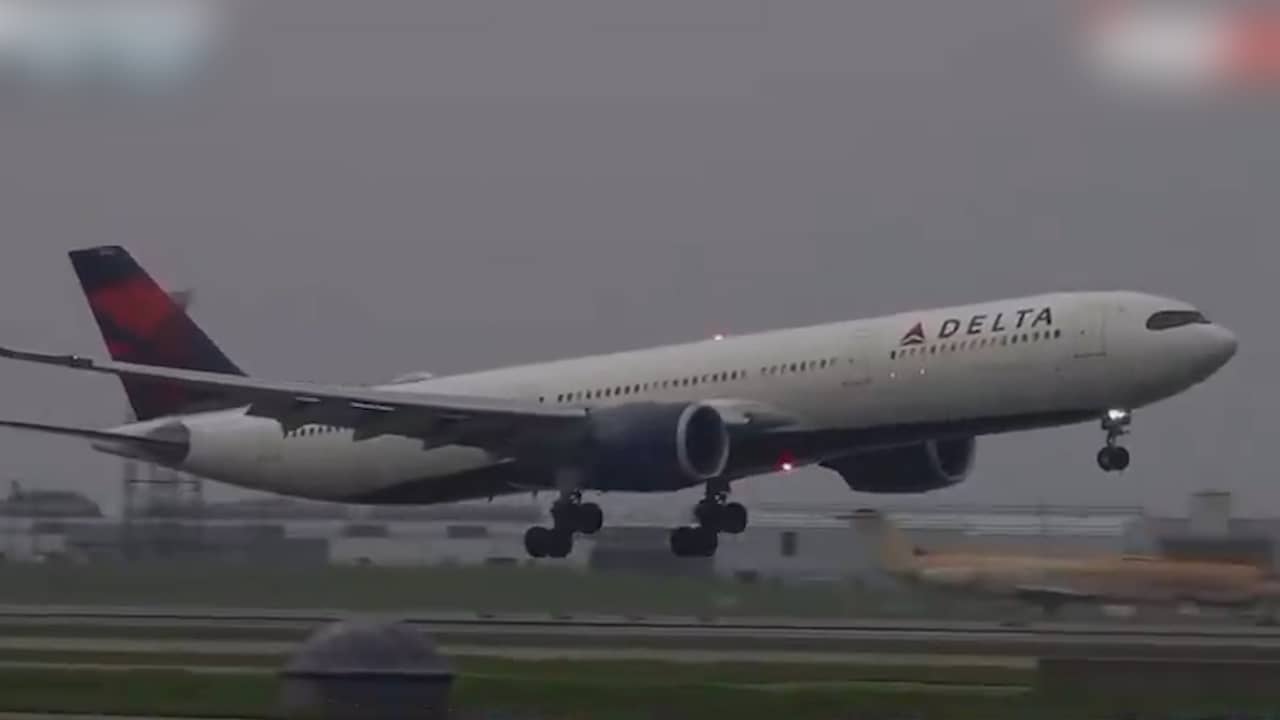 Beeld uit video: Noodlanding vliegtuig richting Amsterdam gefilmd na heftige turbulentie