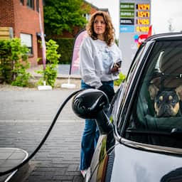 Bijna 2,40 euro voor een liter benzine: automobilist krijgt klappen aan de pomp