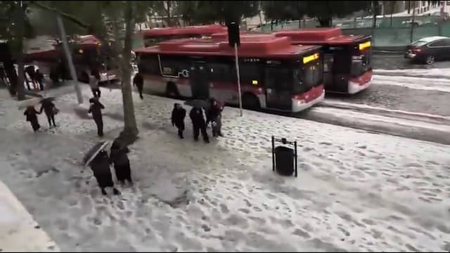 Noodweer kleurt straten in Chili wit en beschadigt station