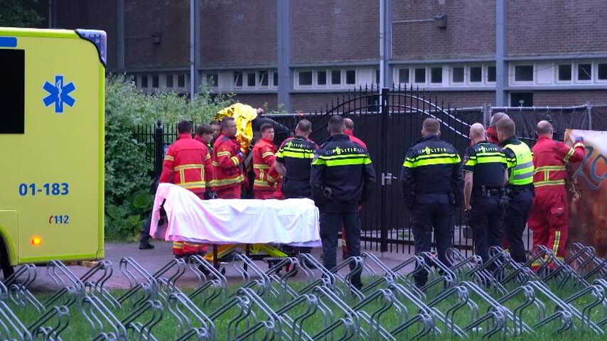 Hulpdiensten halen gespietste man van hek in Groningen