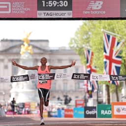 Keniaan Sawe loopt marathon als eerste ooit onder magische grens van twee uur