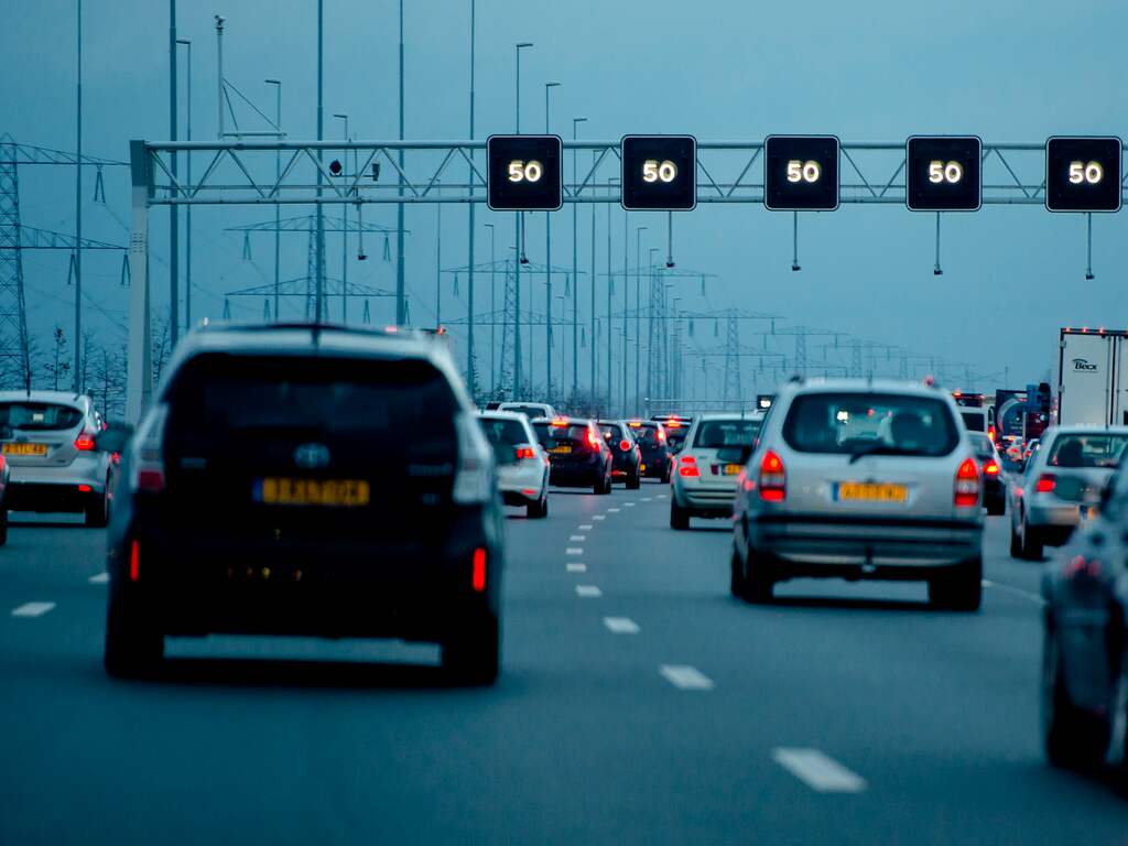 Nog steeds files rondom Utrecht, gemeente deelt water en eten uit