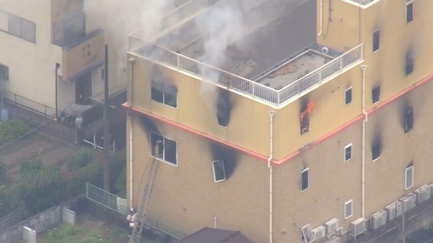 Vlammen slaan uit animatiestudio in Kyoto na brandstichting