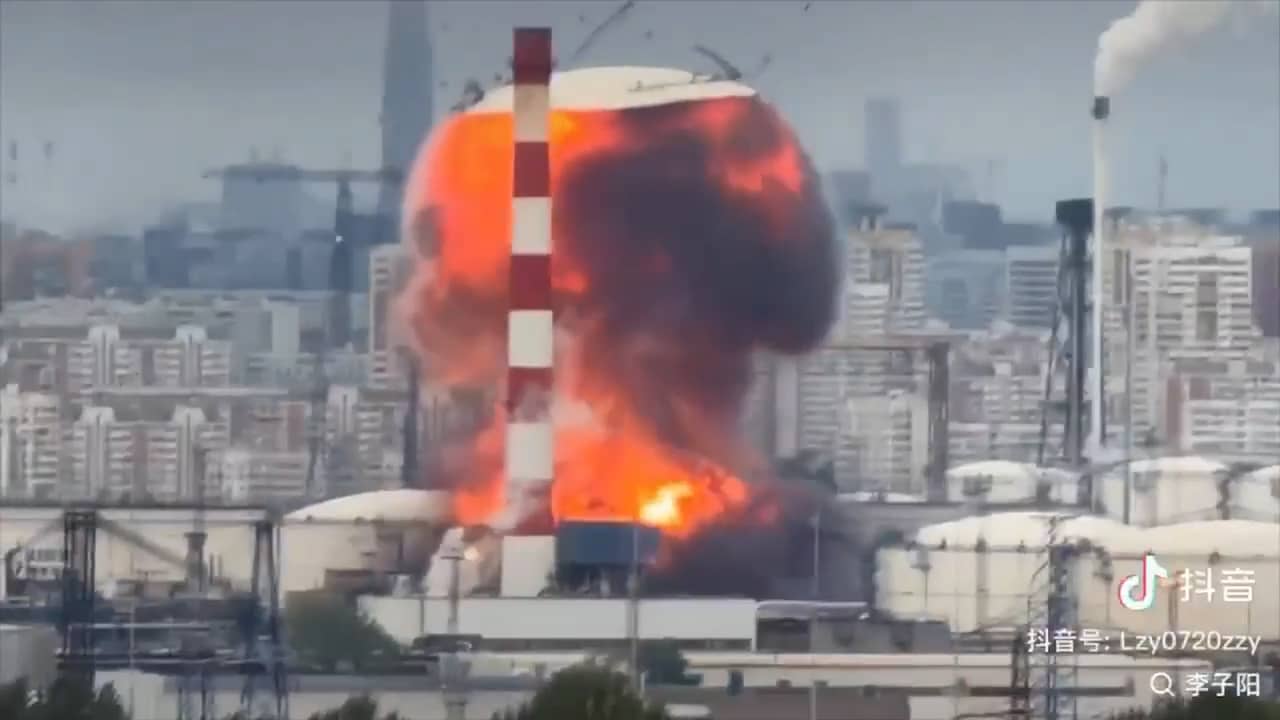 Video | Nieuwe beelden tonen dat Russische raket olietank raakt