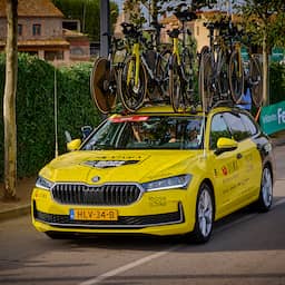 Dronken toeschouwer klimt op ploegleidersauto Visma in Italië: 'Zijn geschrokken'