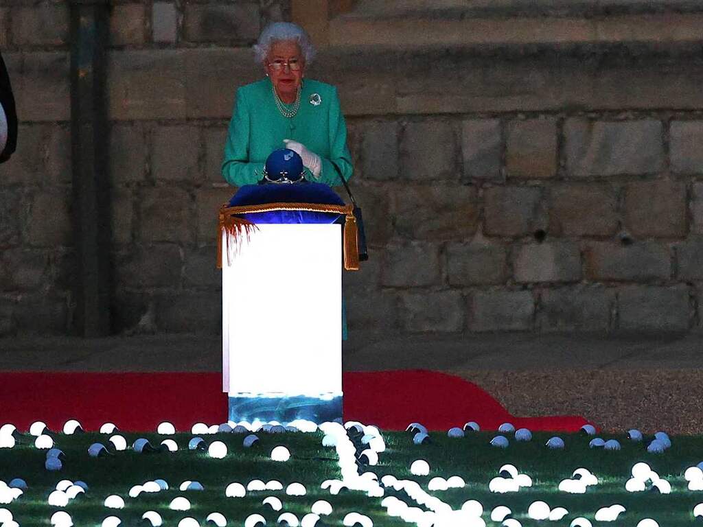 Jubilerende Elizabeth steekt lichtbaken aan bij Buckingham Palace
