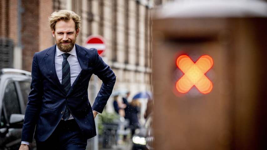 Onderwijsminister Dennis Wiersma stapt op na nieuwe klacht over