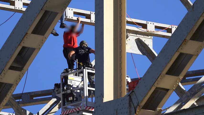 Politie haalt verwarde man na vier uur van Nijmeegse Waalbrug