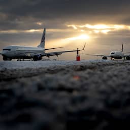 Live sneeuw | Schiphol schrapt morgen zeshonderd vluchten vanwege sneeuw en wind