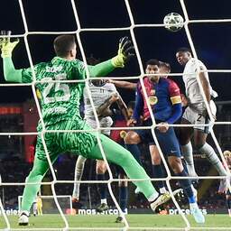 Video | Dumfries grijpt hoofdrol in halve finale tegen Barcelona
