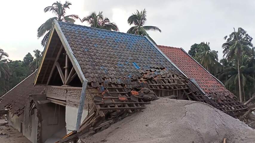 Omstander filmt schade na uitbarsting Javaanse vulkaan