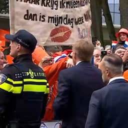 Video | Koning Willem-Alexander geeft vrouw in publiek handkus