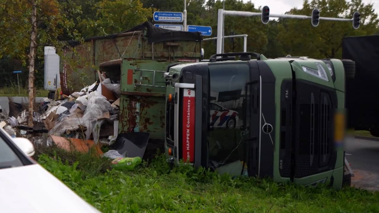 Video | Vrachtwagen met afvalcontainers gekanteld in Eindhoven