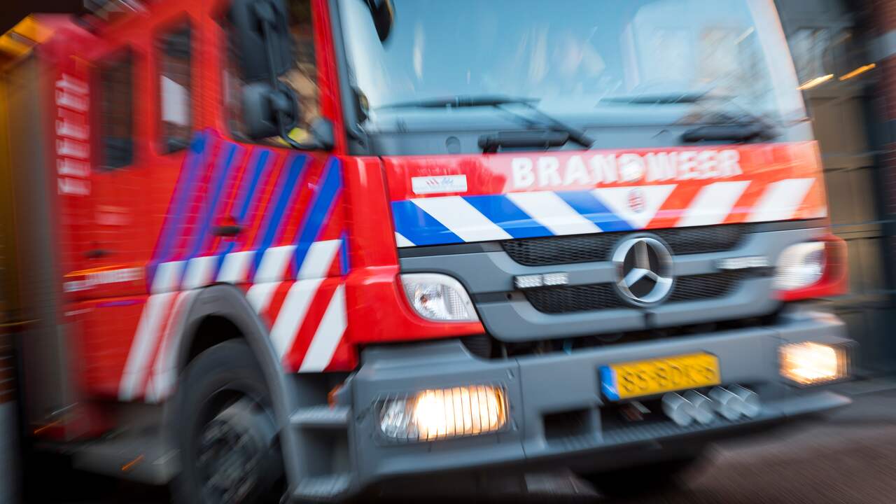 Busje glijdt in water na flinke hagelbui; ook bestelbus raakt van de weg
